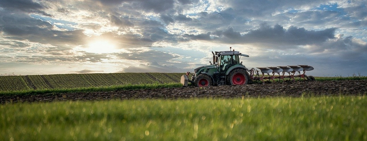 tractor-akkerbouw-overname-ploeg-1250