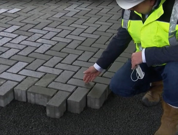 Eerste waterdoorlaatbare weg van Vlaanderen ligt in Damme