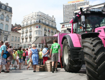 Roze tractor is aandachtstrekker van voedselprijsactie