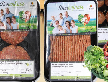 Vlees gemengd met groenten in Carrefour-rekken