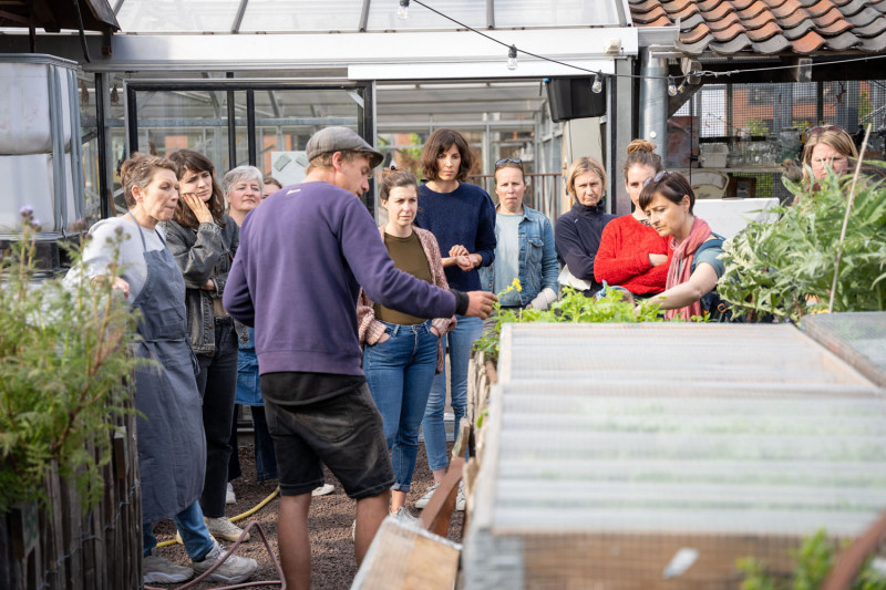 Joost Eens geeft les tuinieren aan de dakboeren van PAKT