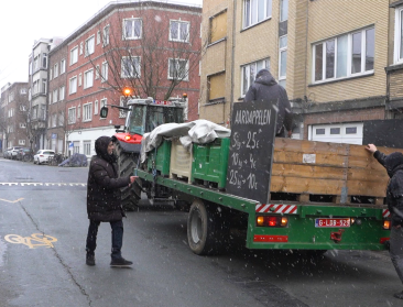 🎥  Grote aardappelvoorraad en lage prijzen: boer Carlo verkoopt rechtstreeks vanop tractor in Antwerpen