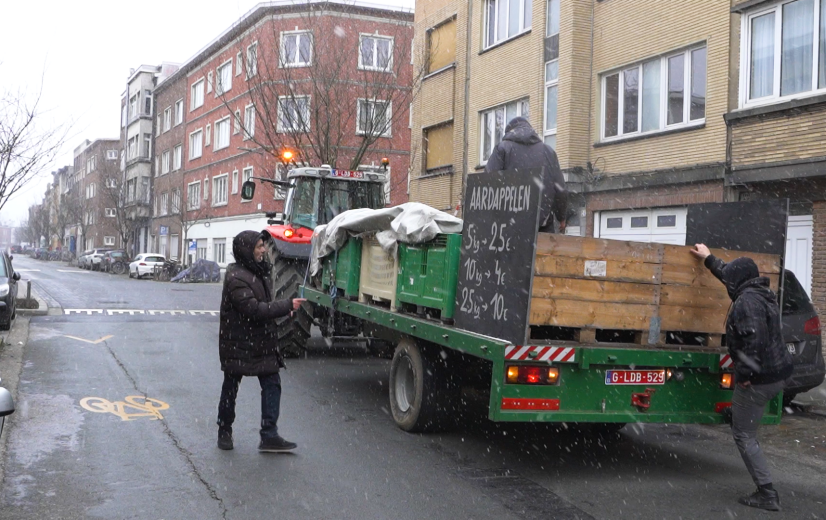 🎥  Grote aardappelvoorraad en lage prijzen: boer Carlo verkoopt rechtstreeks vanop tractor in Antwerpen