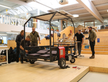 Bioboeren bouwen wiedbedden met oude rolstoelen