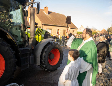 Tractorzegening en varkenskoppen onder de hamer tijdens Sint-Antoniusviering