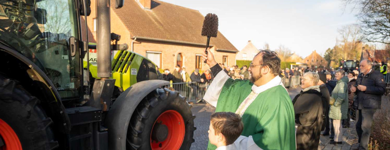 Wijding van tractor2