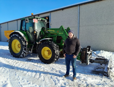 Honderden landbouwers druk in de weer om sneeuw te ruimen en zout te strooien