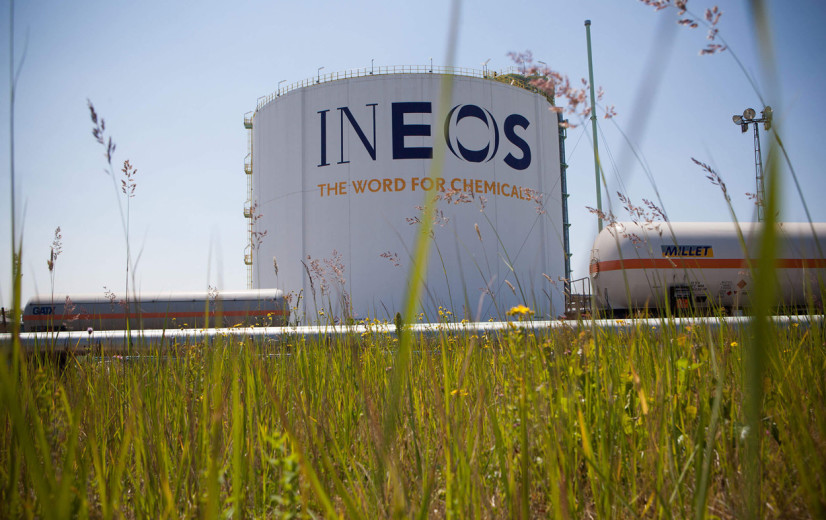 FACTCHECK: Staat de uitstoot van Ineos gelijk aan de uitstoot van 55 grote moderne braadkippenstallen?