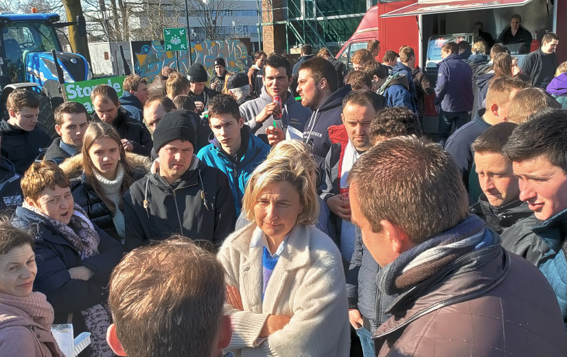 Meer dan 500 jonge boeren protesteren tegen stikstofakkoord