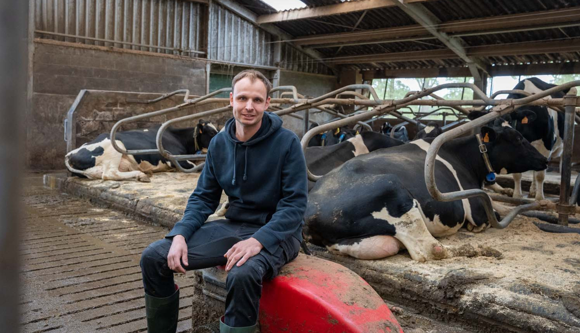 Stef HIllen op de mestrobot die met hulp van Danone gekocht werd