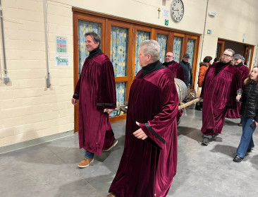 Eerste wijnbroederschap in Heuvelland: processie en ritueel voor gouden wijnjaar
