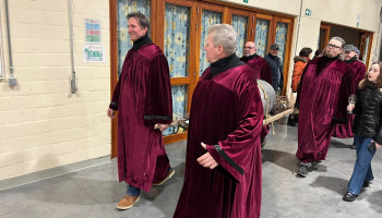 Eerste wijnbroederschap in Heuvelland: processie en ritueel voor gouden wijnjaar