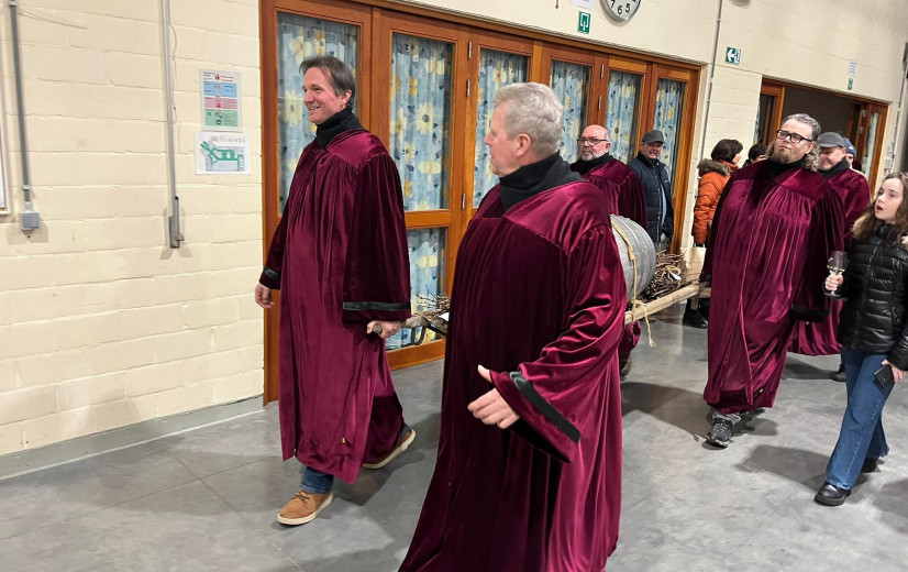 Eerste wijnbroederschap in Heuvelland: processie en ritueel voor gouden wijnjaar