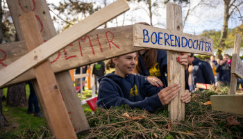 Honderden protesterende boeren slaan kruis voor Mestbank in Herentals