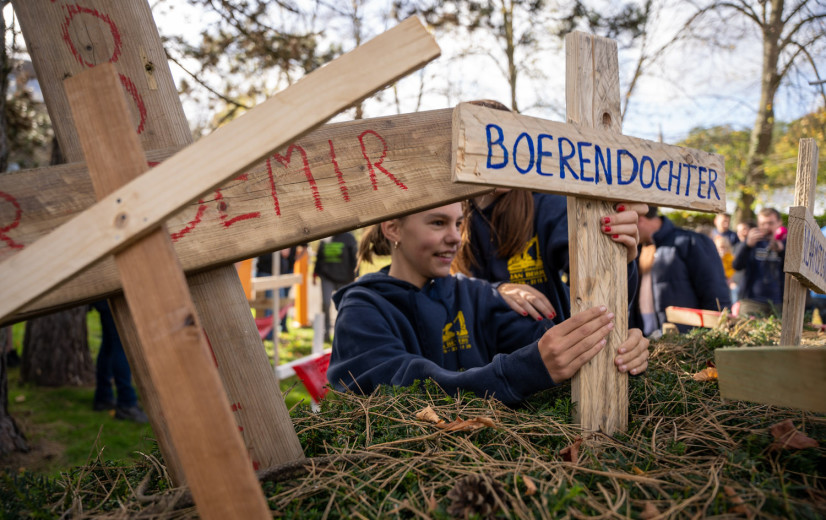 Honderden protesterende boeren slaan kruis voor Mestbank in Herentals