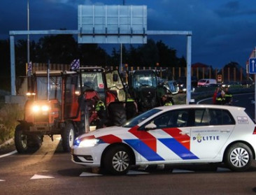 Nederlandse politie schiet met scherp op boeren