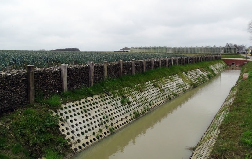 Subsidies voor erosiedammen en mechanische onkruidbestrijding moeten zorgen voor properder water in de Westhoek
