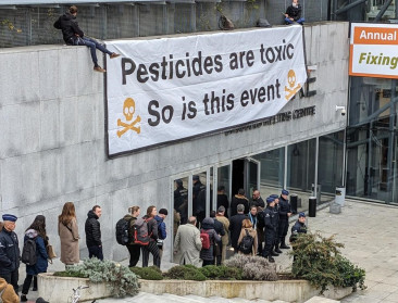 Actievoerders blokkeren ingang landbouwforum in Brussel