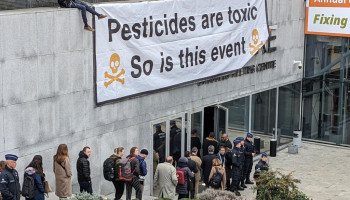 Actievoerders blokkeren ingang landbouwforum in Brussel