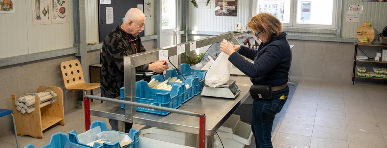 Hilde Tijskens in hoevewinkel in Peer