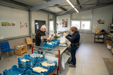Hilde Tijskens in hoevewinkel in Peer