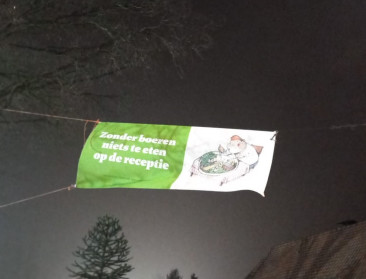 Demir in gesprek met melkveehouders tijdens protestactie Zandhoven