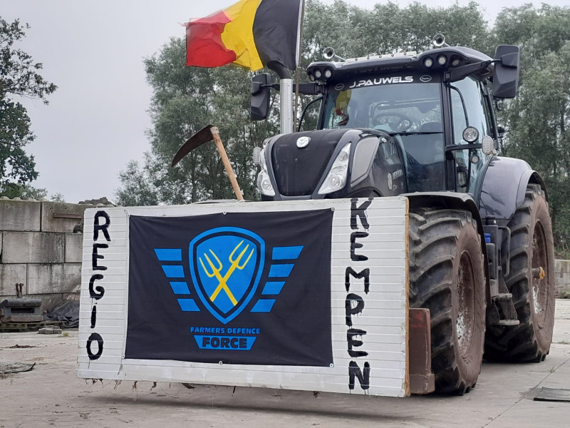 FDF-leden maken tractoren gereed voor protest