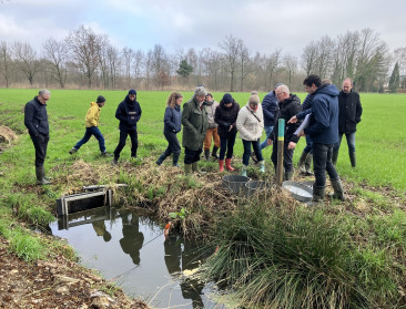 West-Vlaamse boeren bezoeken Limburgse stuwtjes tijdens studiereis