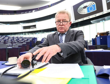 EU-landbouwcommissaris tracht met clandestien wetsontwerp allerlaatste wapenfeit neer te zetten