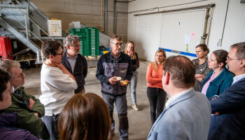 Parlementsleden op bezoek bij Inagro: onderzoekers tonen innovaties en knelpunten