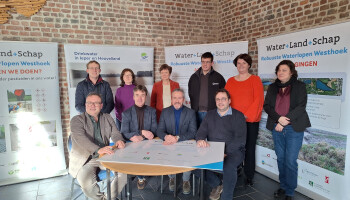 Landbouwers en provincie West-Vlaanderen vernieuwen partnerschap Robuuste Waterlopen Westhoek