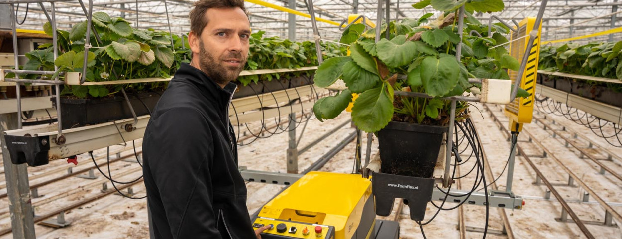 UV-robot bij aardbeienteler Hans Bevers
