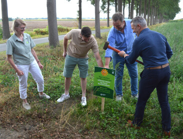 Landbouwers plaatsen infobordjes bij bufferstroken: “Dit zijn geen recreatiewegen"