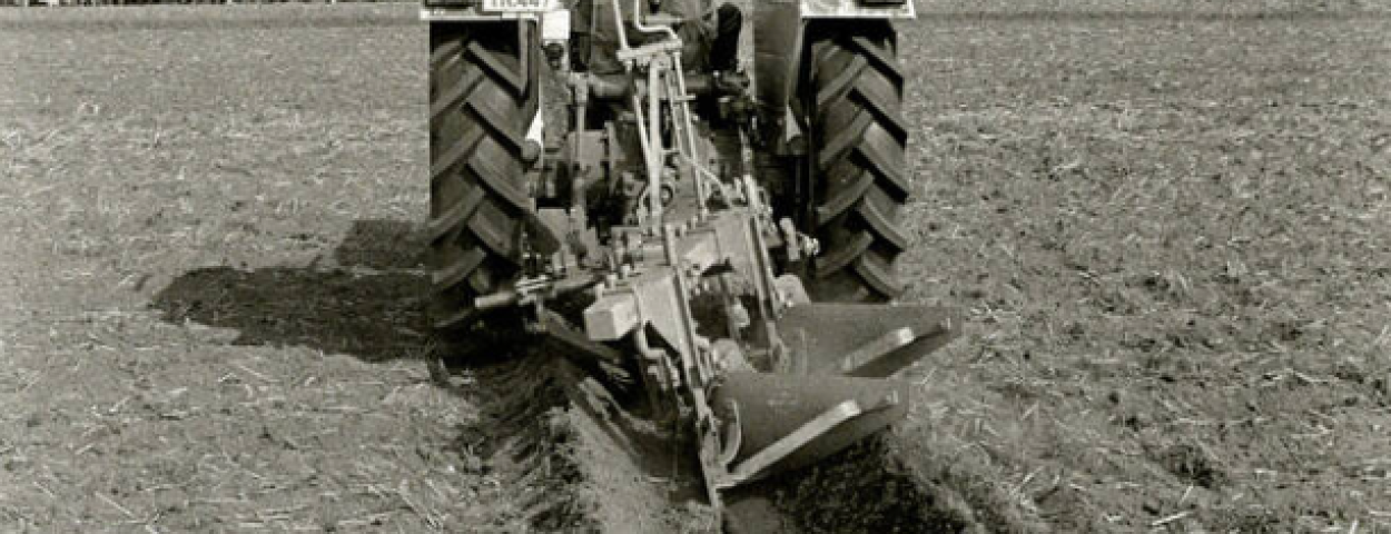 Deelnemer aan een ploegwedstrijd rijdt de eerste ploegsnede in, ca. 1959 - 1979. KADOC - KU Leuven, Beeldarchief Boerenbond. ©Boerenbond.
