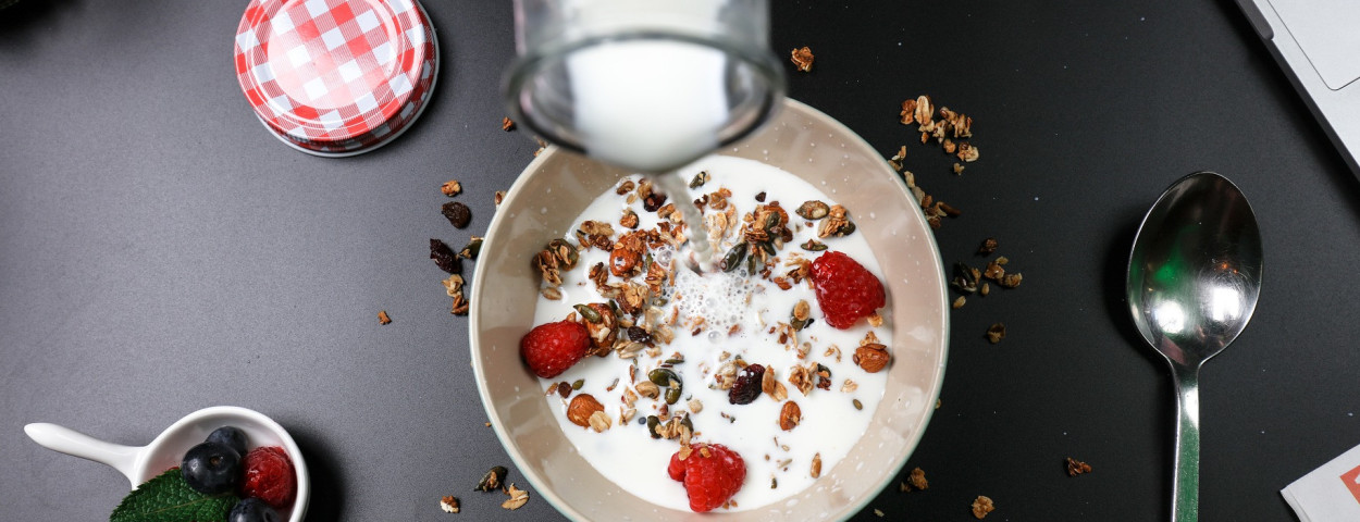 granola cornflakes melk yoghurt zuivel eten voedsel