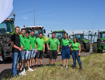 Jonge boeren voeren actie aan Ineos: “Vlaamse regering kiest plastic boven voedsel”