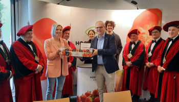 Eerste aardbeien in Hoogstraten leveren 8.000 euro op voor goede doel