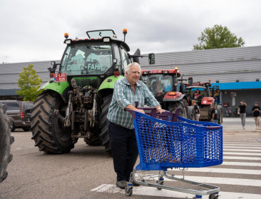 Boeren zoeken met flyeractie en boerenzakdoeken steun bij burgers