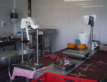 Twee ambachtelijke beenhouwers kruipen in hun pen