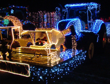 Tractoren Kerstparade: “Mooi om de samenhorigheid tussen landbouwers te zien”