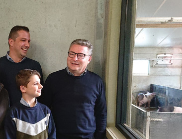 Minister op bezoek bij innovatief varkensbedrijf