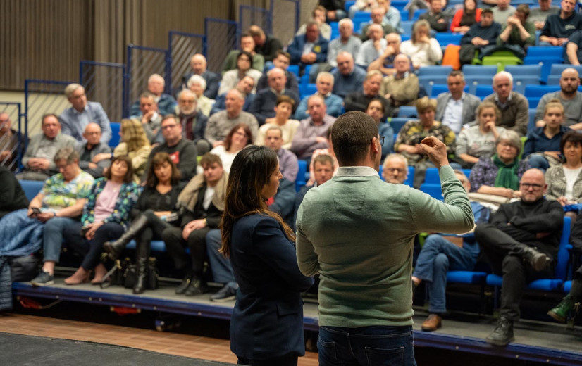Verongelijkte boeren tijdens eerste halte "Op Toer met Demir"