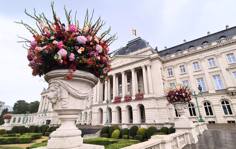 Siertelers versieren Koninklijk Paleis met 12.500 bloemen voor Nationale Feestdag