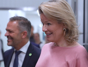 🎥 Koningin Mathilde bezoekt kaasboerderij 't Leenhof in Zele