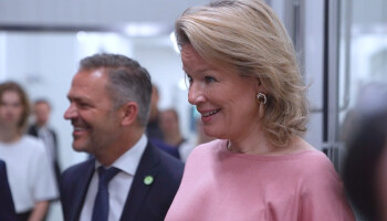 🎥 Koningin Mathilde bezoekt kaasboerderij 't Leenhof in Zele