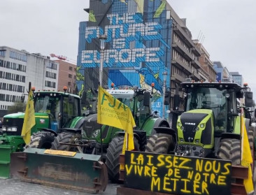 Waterkanonnen en traangas bij derde boerenbetoging in Brussel