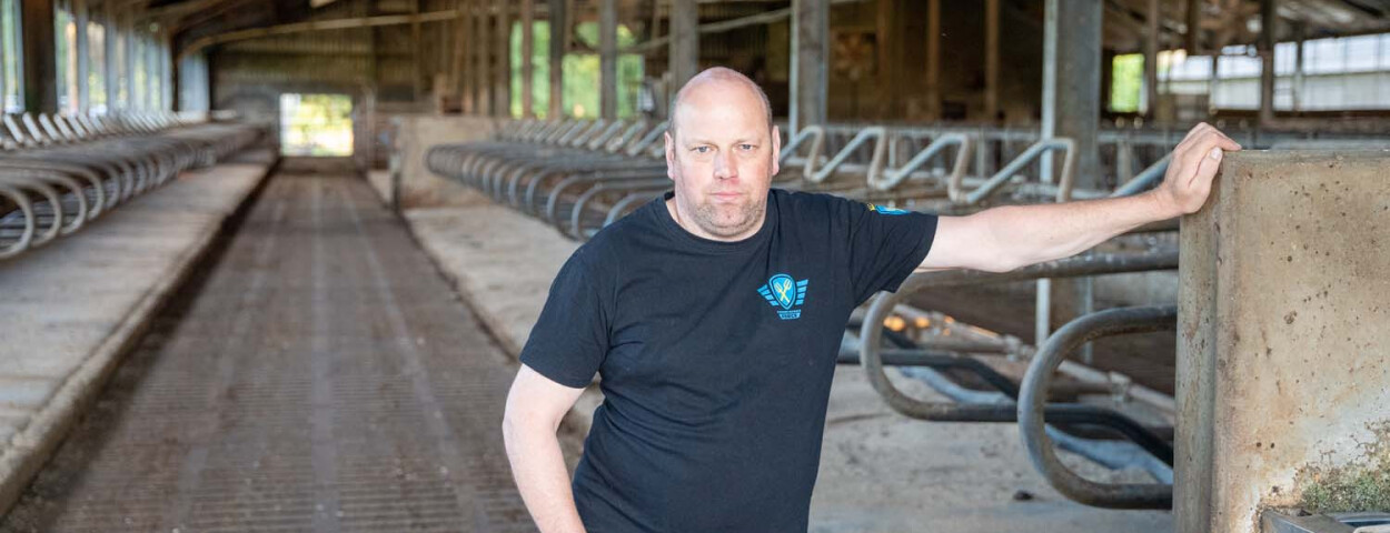 Bart Dickens voor lege stal