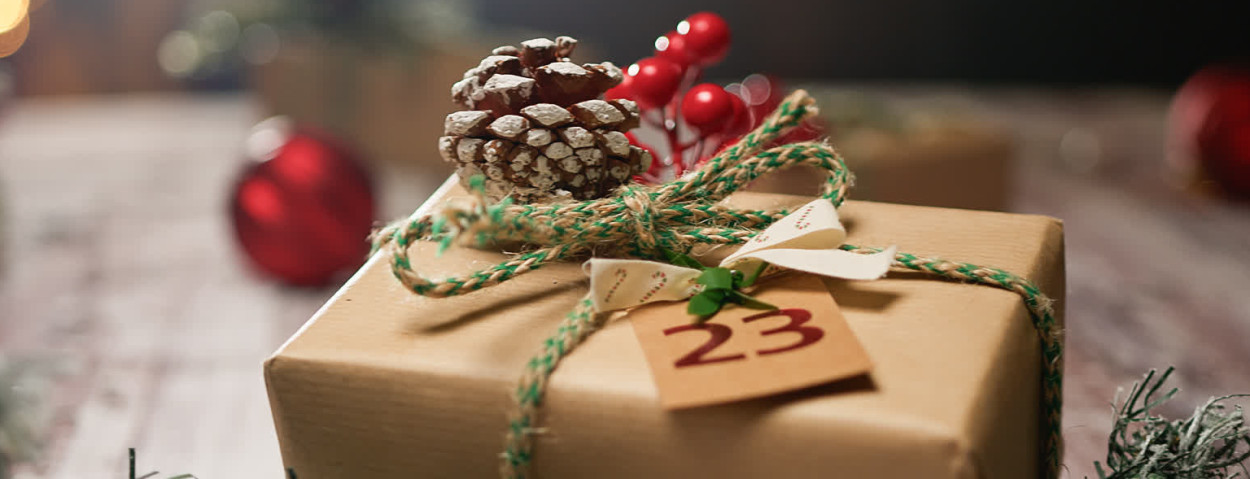 Decorated_Christmas_Presents_Waiting_On_The_Table_high_resolution_3028851
