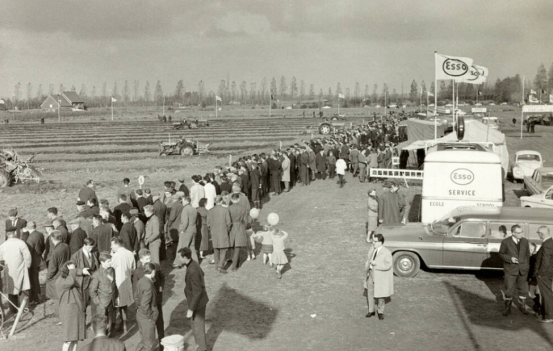 Toeschouwers bij een ploegwedstrijd, ca. 1950 - 1975. KADOC - KU Leuven, Beeldarchief Boerenbond. ©Boerenbond.