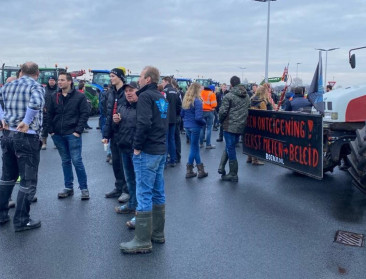 Stikstof: Nederlandse boeren trekken naar Schiphol om luchthaven "op te kopen"